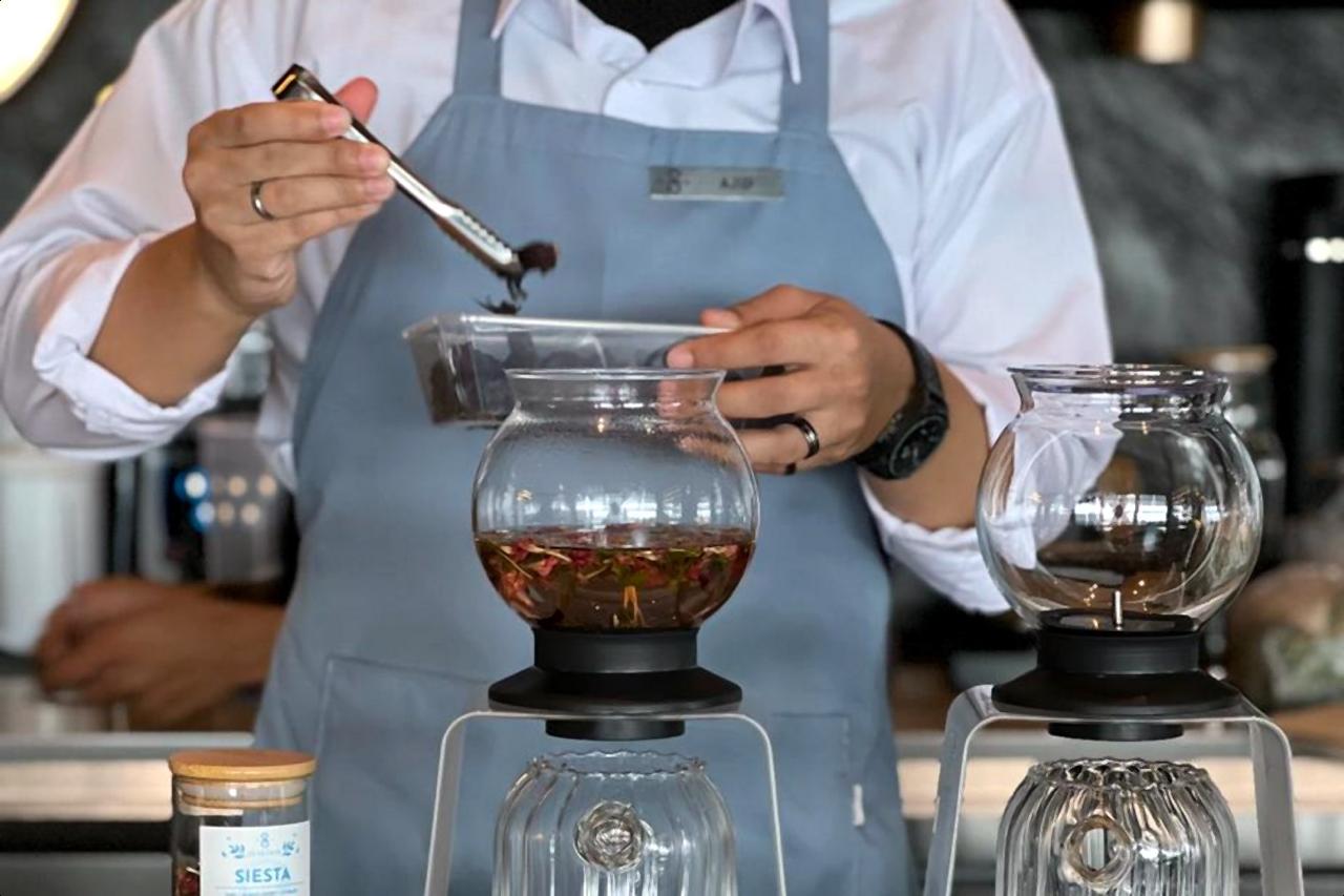 MENYEDUH TEH-Pengalaman Tea Brewing atau menyeduh teh yang ditawarkan Seseduh Resto & Lounge Semarang.