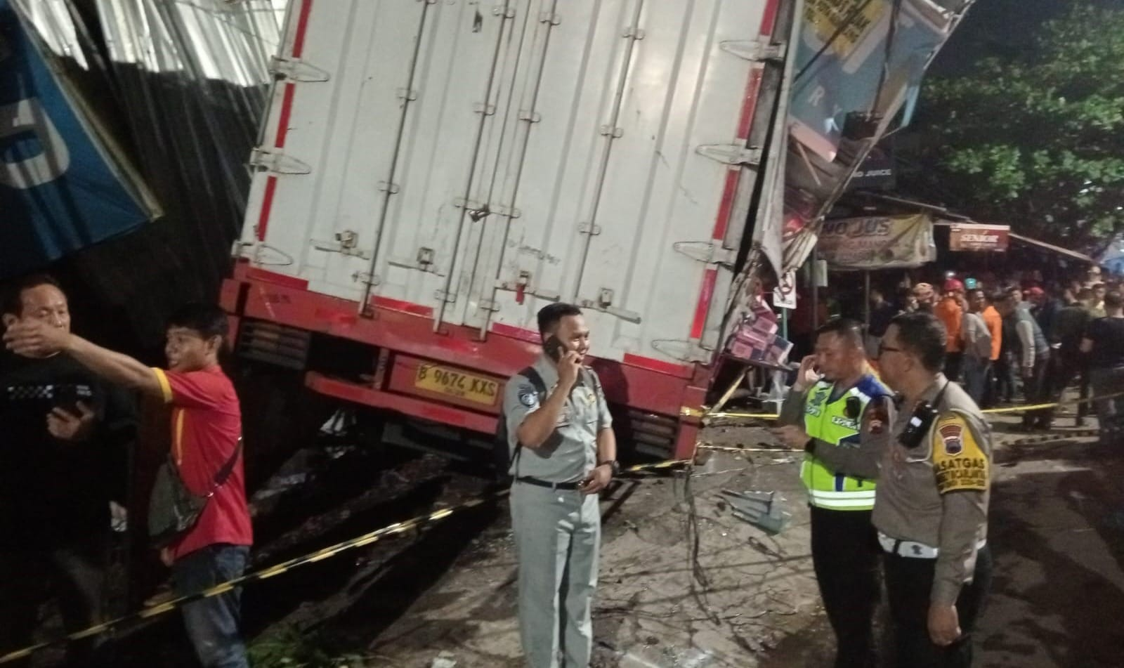 Truk boks yang alami rem blong menabrak sejumlah kendaraan dan kios di Jalan Prof Hamka, Ngaliyan, Kota Semarang, Kamis (21/11/2024).