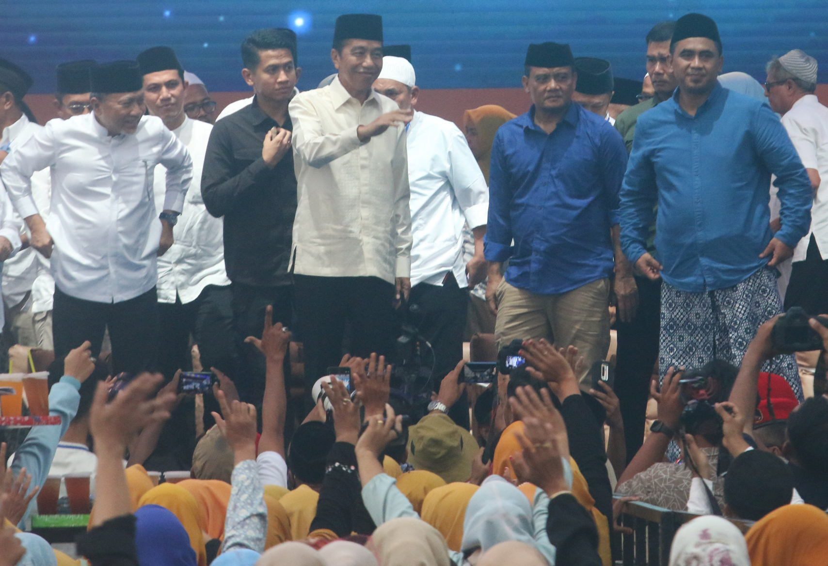 Jokowi hadir di kampanye terakhir pasangan calon Gubernur Jawa Tengah Ahmad Luthfi - Taj Yasin di Simpang Lima Semarang, Sabtu (23/11/2024).