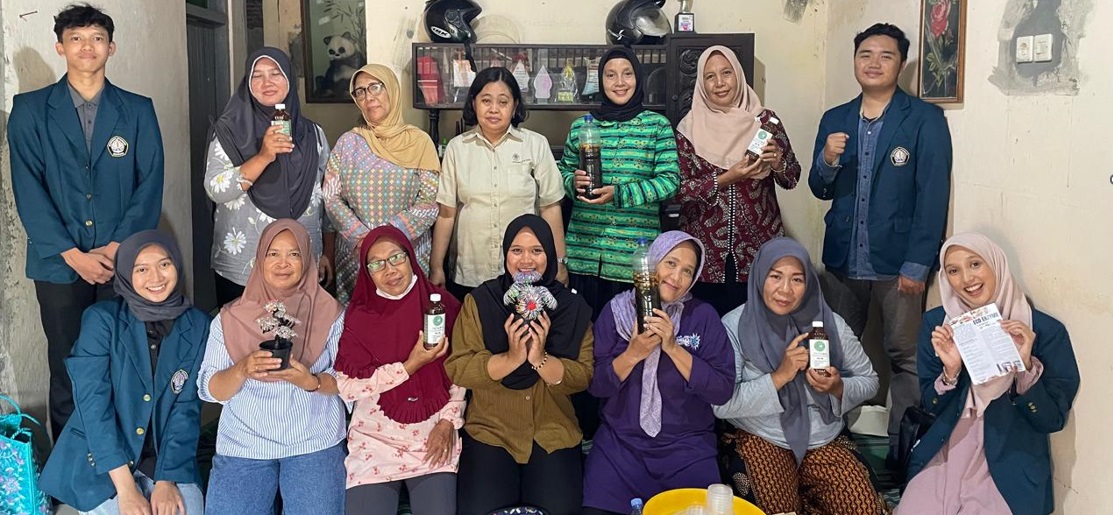 Koordinator program PKUM KKN Tematik 2024, Dr. Pi. Ir. Widianingsih, MSc. dan Ketua UPPKA Bina Warga Ibu Utami Dewi dan Lurah Mangunharjo Ibu Siti Khomariyah, SH.M.Si bersama Tim KKN Tematik 2024