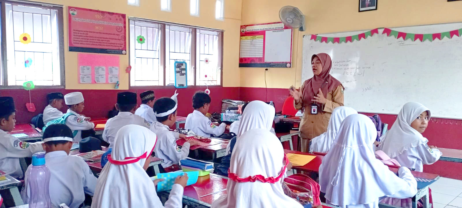 Ibu Guru Arin Romizah, S. Pd. I. Sedang mengajar siswa-siswi di SD Islam Multiplus Ar Rahiim Ungaran Timur
