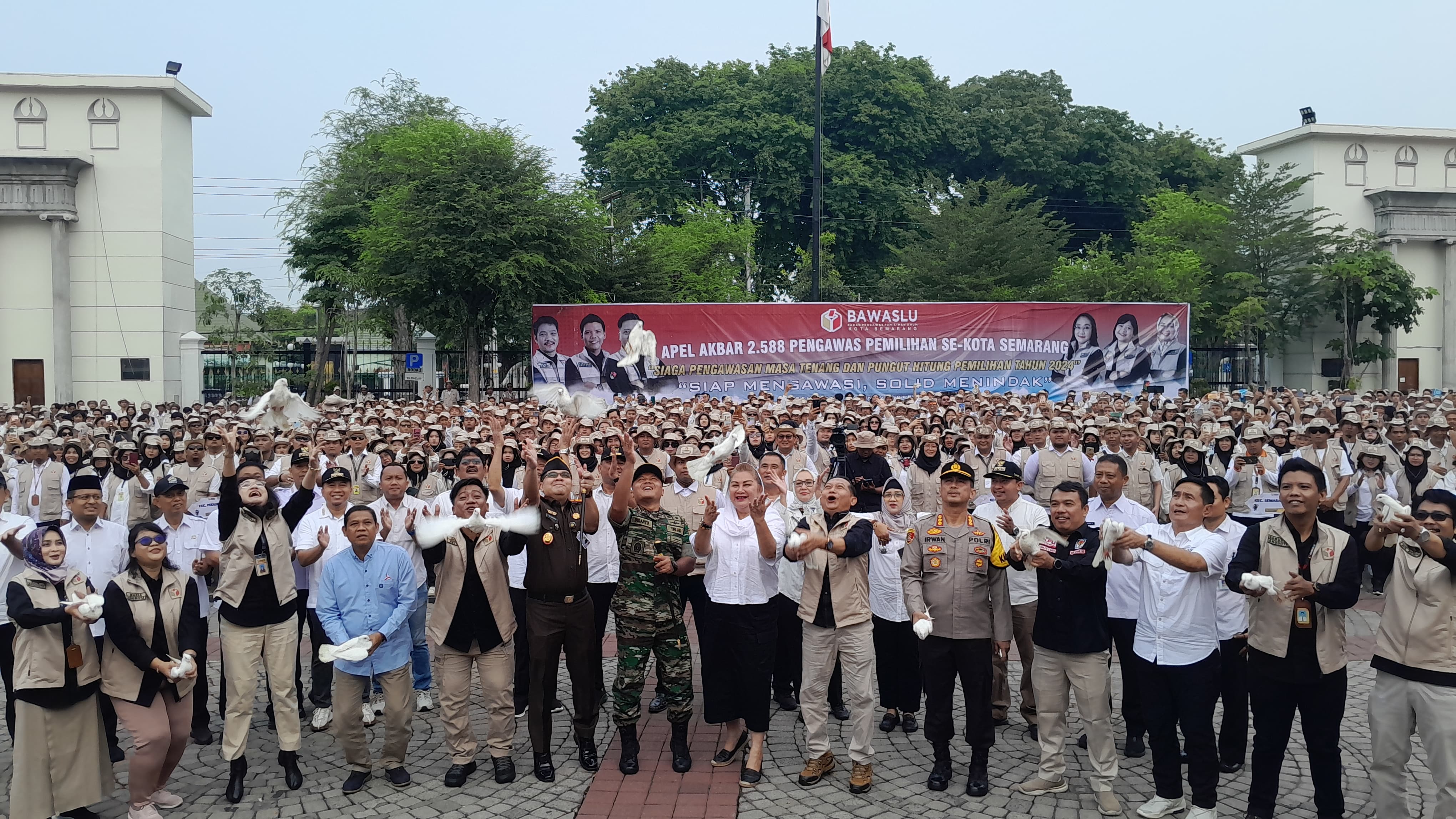 Pemkot dan Bawaslu Kota Semarang menggelar apel akbar jelang pemungutan suara Pilkada serentak 2024