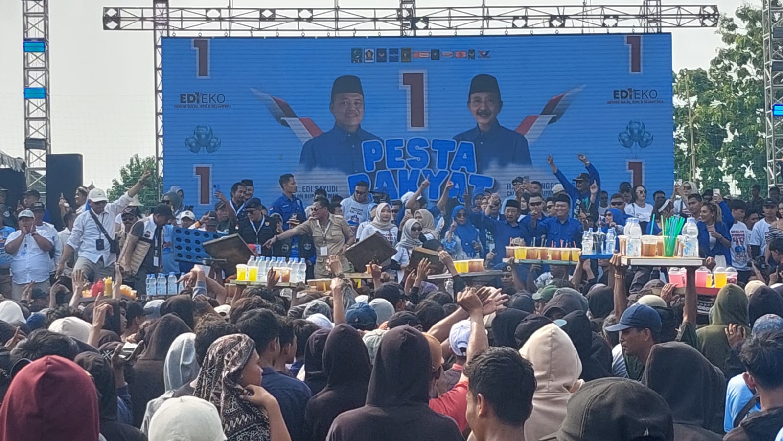 Kampanye terakhir Paslon Edi Eko di lapangan Jogoloyo Wonosalam Kota Demak. (Wahibpribadi)