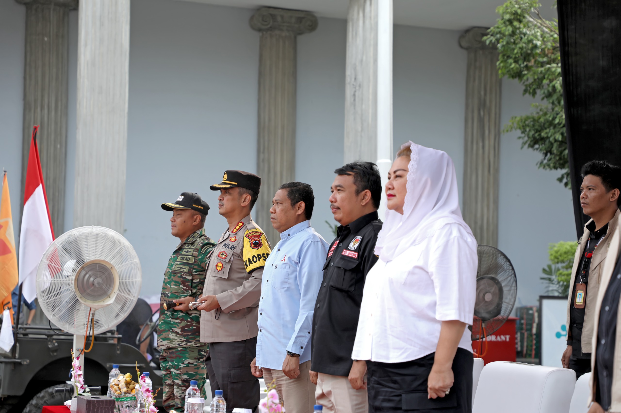 Wali Kota Semarang Hevearita Gunaryanti Rahayu bersama forkopimda dan Bawaslu menggelar apel akbar di halaman balai kota Semarang, Minggu (24/11/2024).