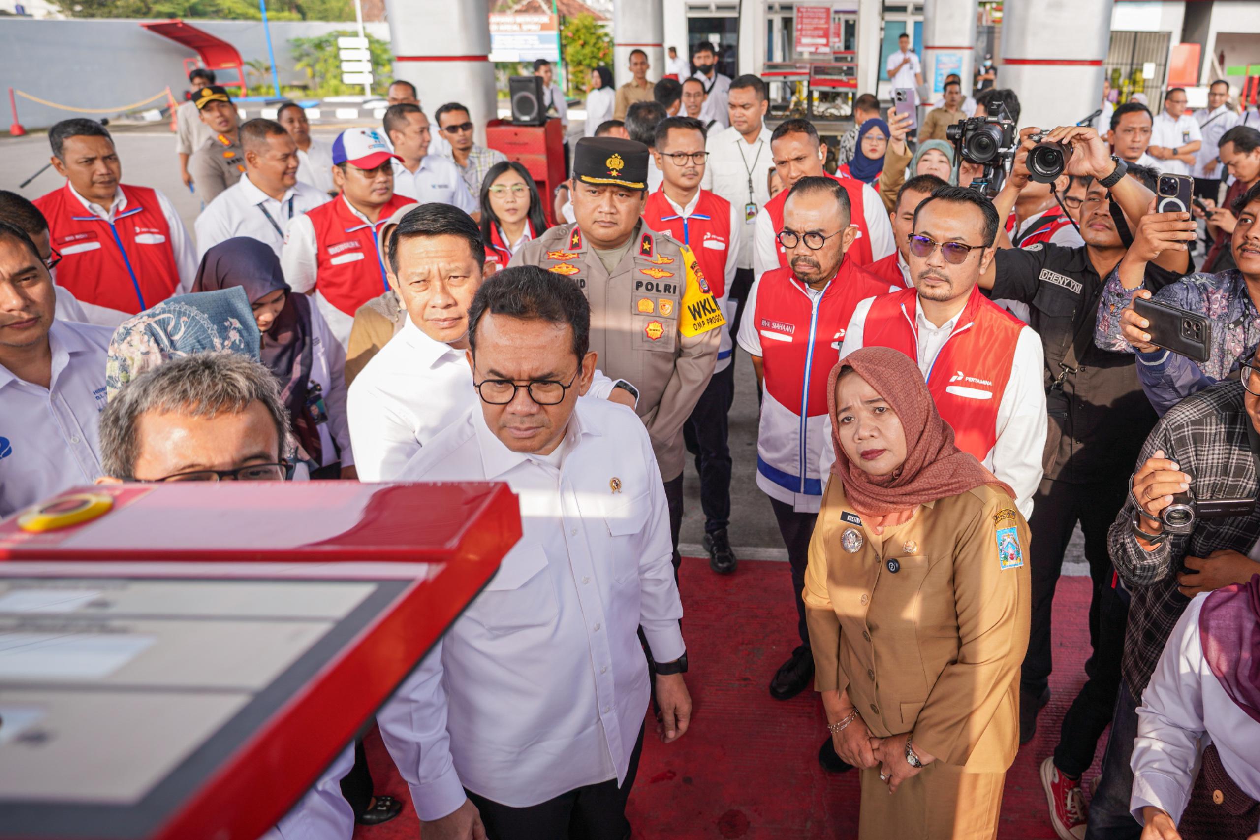 Menteri Perdagangan Budi Santoso dan Dirut Pertamina Patra Niaga Riva Siahaan melakukan peninjauan SPBU 44.555.08 Jalan Tol Kaliurang KM 10, Sardonoharjo, Ngaglik, Sleman, DIY pada Senin (25/11).