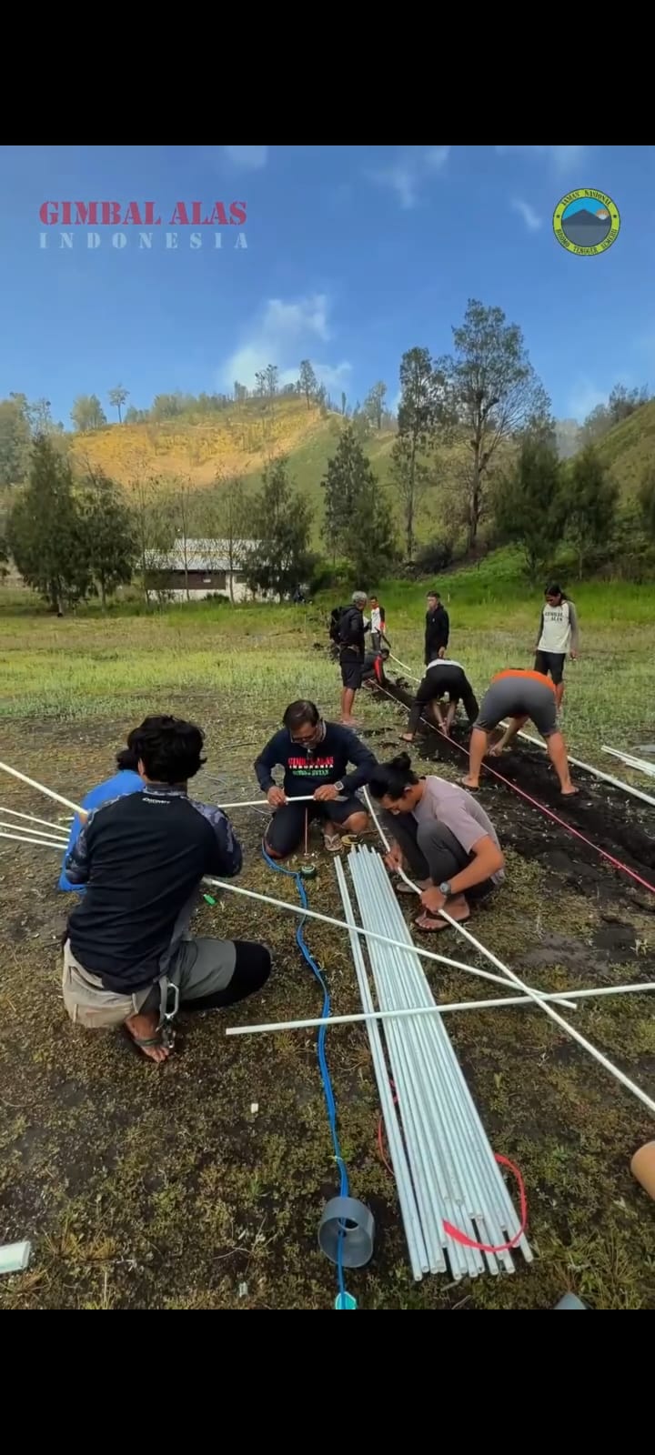 Pemasangan pipa air di Danau Ranu Kumbolo
