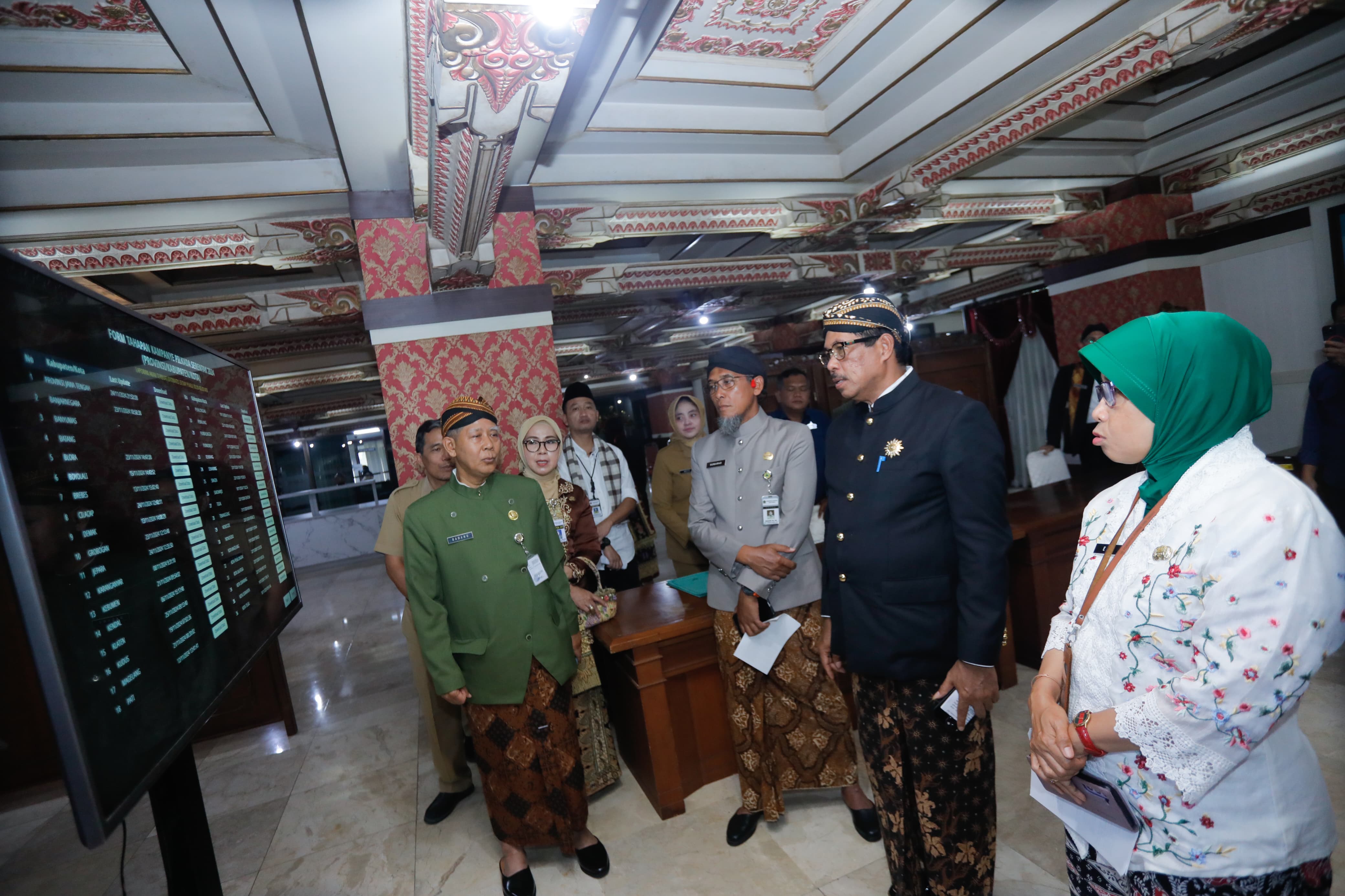 Penjabat (Pj) Gubernur Jawa Tengah, Nana Sudjana melakukan pantauan situasi masa tenang melalui Posko Desk Pilkada