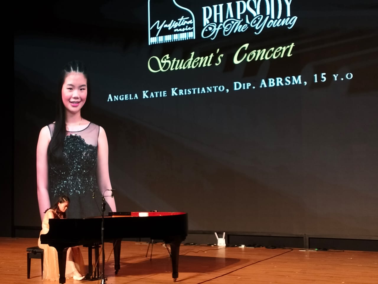 Angela Katie Kristianto saat tampil Students Concert di Gedung Radjawali, Minggu (24/11) sore.