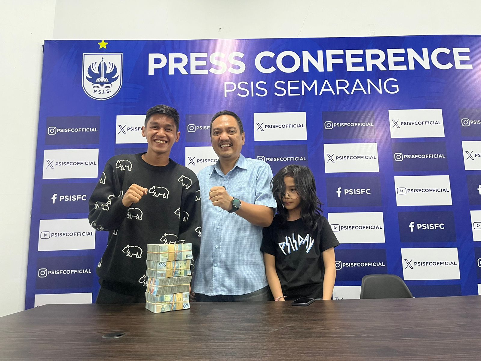 CEO PSIS Yoyok Sukawi menepati janjinya untuk memberi bonus kepada para pemain dan official usai menundukkan Persik Kediri pada Sabtu (23/11/2024)