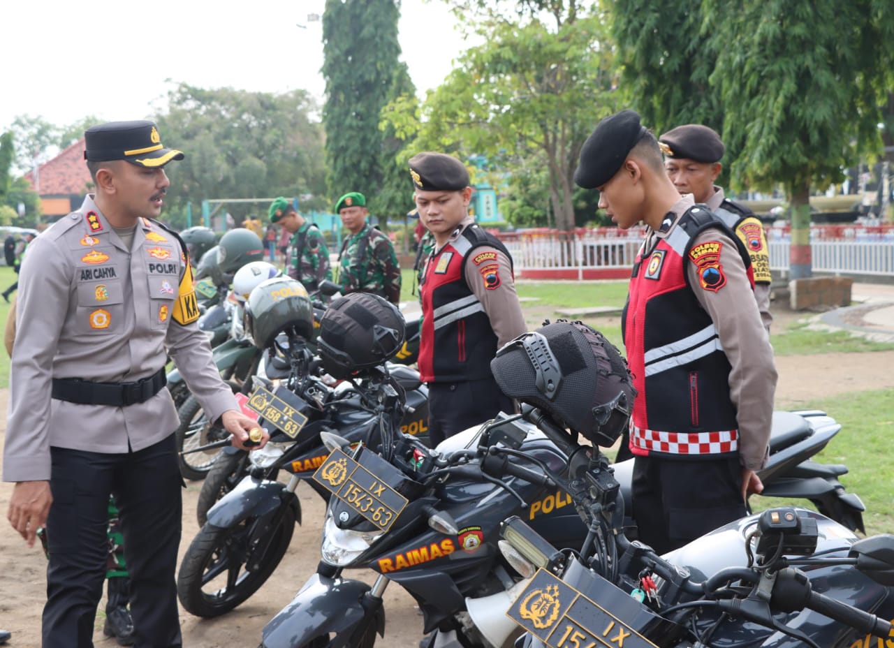 Kapolres Demak AKBP Ari Cahya Nugraha dalam apel pergeseran pasukan pengamanan pilkada Demak. (Wahibpribadi)