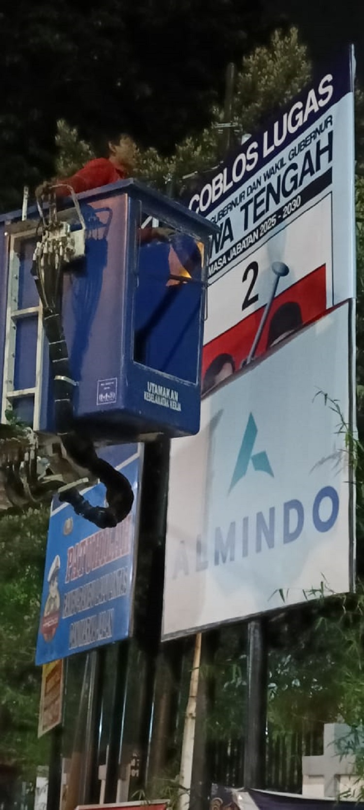 Tim gabungan saat membersihkan sejumlah APK di Kota Semarang, Minggu (24/11/2024)