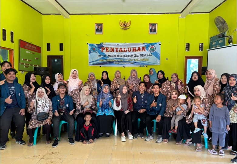 Tim KKN Tematik memprakarsai kerjabakti membersihkan dan menata ulang sarana prasarana rumah produksi garam rebus milik mitra, Poklahsar Garam Sari di Desa Limbangan, Losari, Brebes.