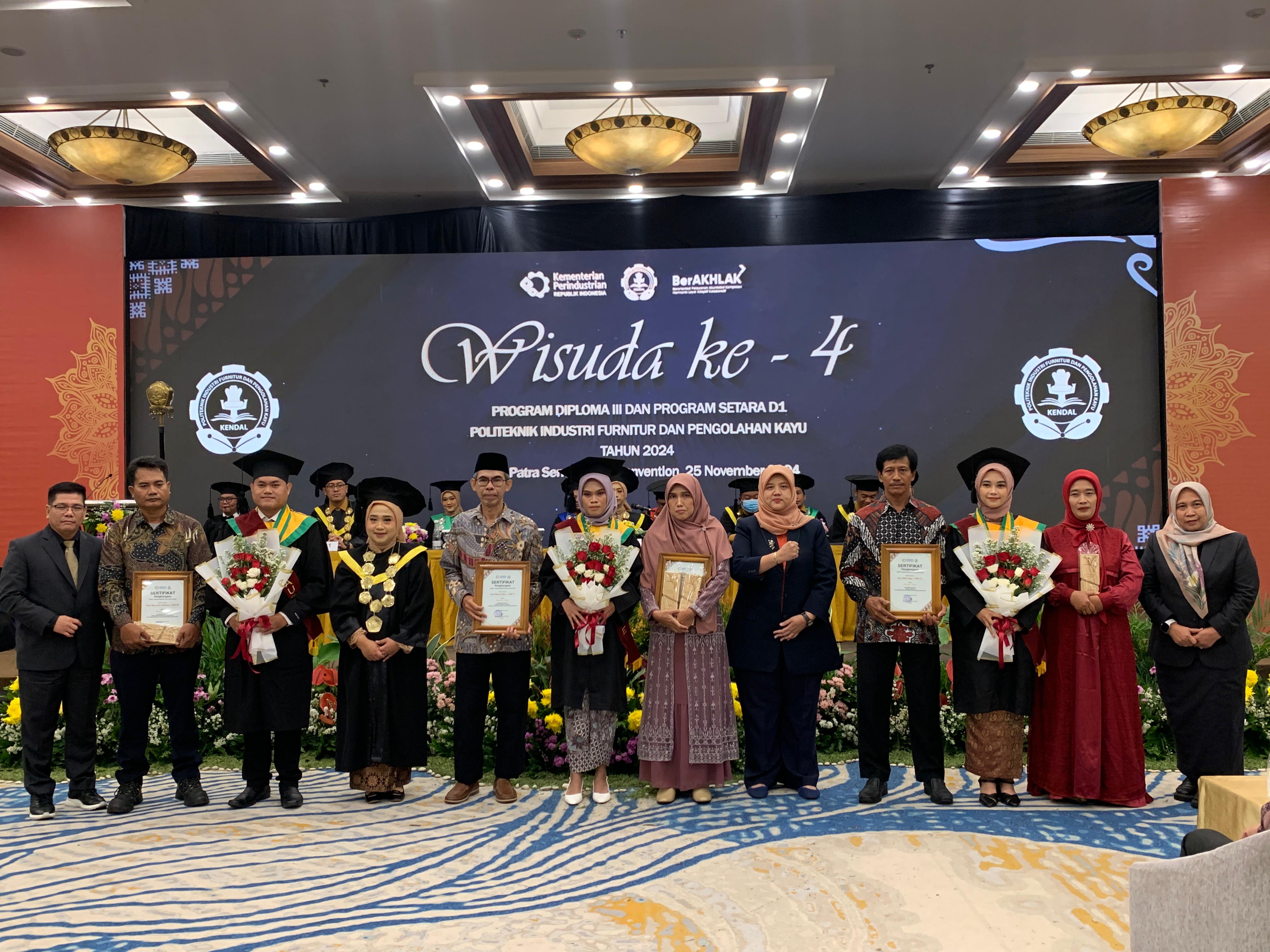 Prosesi wisuda ke-4 mahasiswa Polifurneka Kendal di Hotel Patra Semarang, Senin (25/11).
