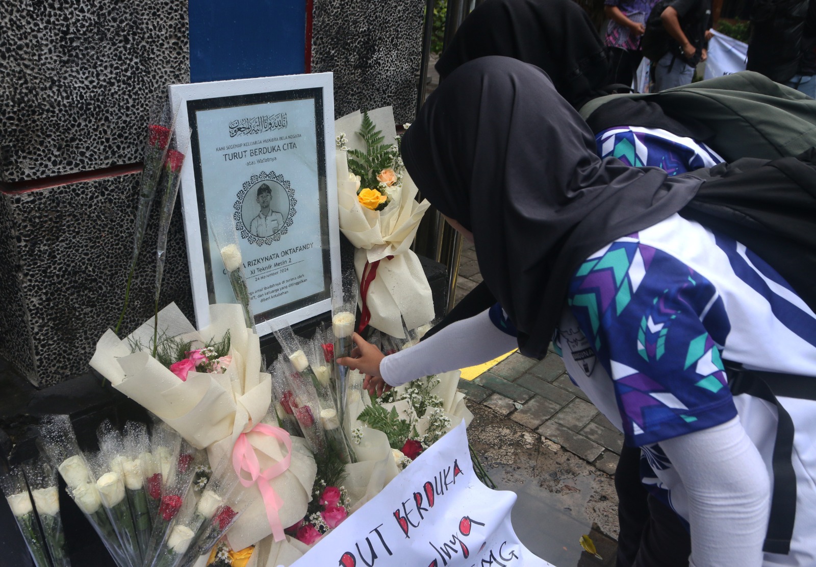 Siswa SMKN 4 Semarang menaruh bunga sebagai ungkapan belasungkawa atas meninggalnya Gamma Rizkynata Oktavandy karena ditembak polisi, Selasa (26/11/2024)