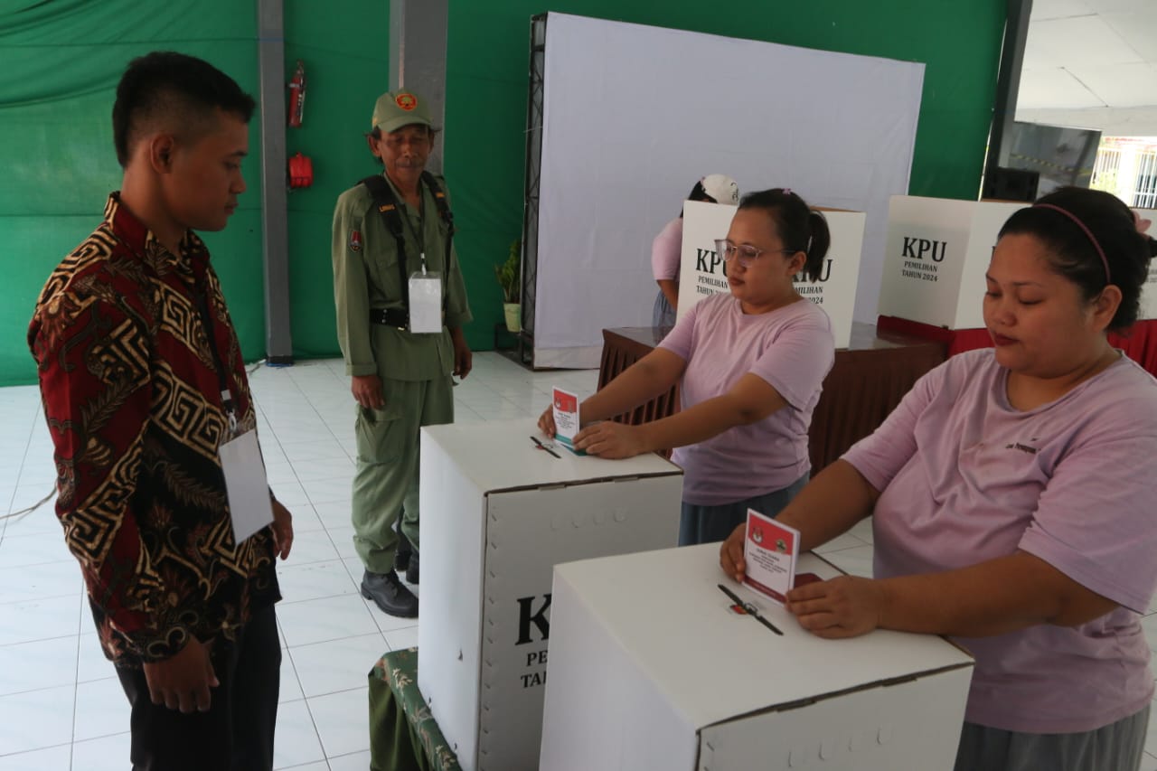 Napi Lapas Perempuan Semarang saat mencoblos di TPS Khusus 901 di Aula lapas, Rabu (27/11/2024).