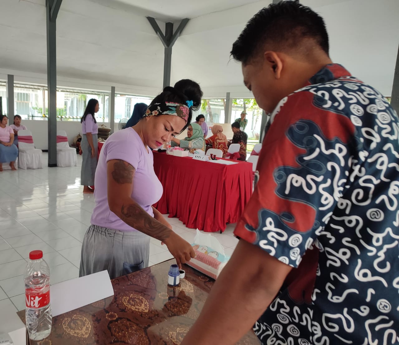 Napi Lapas Perempuan Semarang bertato menyalurkan suara di Pilkada Serentak 2024, Rabu (27/11/2024). (IDA FADILAH/JAWA POS RADAR SEMARANG