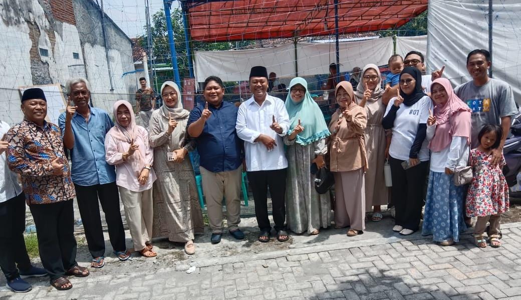 Calon Bupati Edi Sayudi bersama Ketua DPC PKB Demak H Zayinul Fata dan keluarga foto bersama usai gunakan hak pilih di TPS 3 Mangunjiwan Kota Demak.(Wahibpribadi)