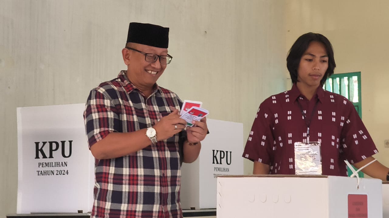 Sinoeng menggunakan hak pilihnya