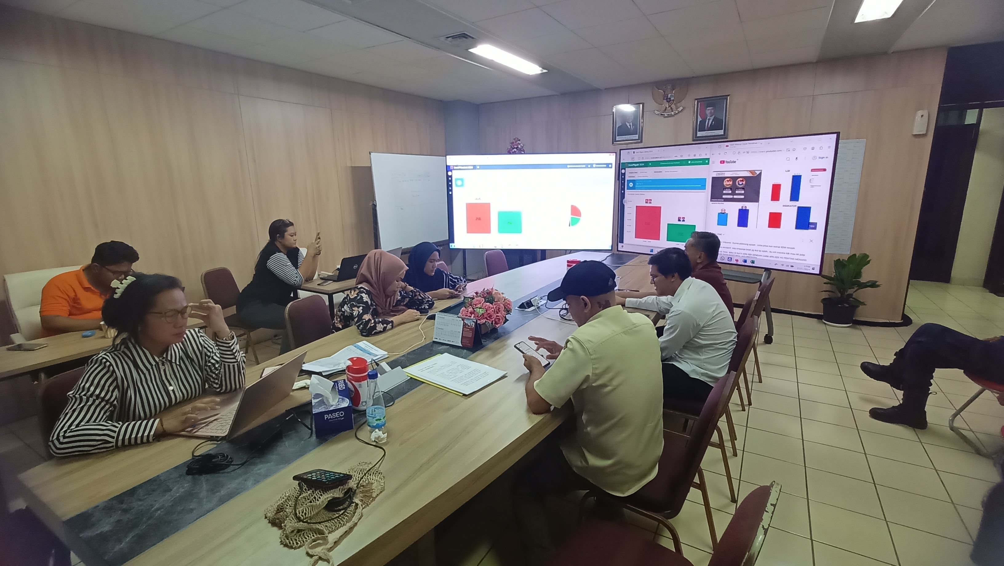 Desk Pilkada Pemkot Semarang melakukan real count dari data kelurahan dan kecamatan.