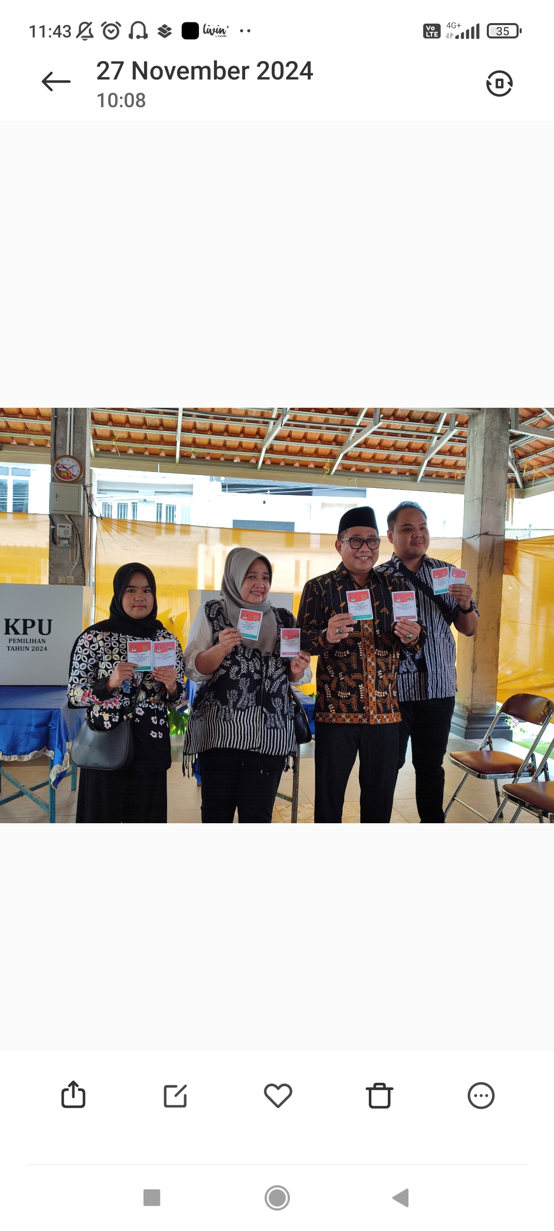 Iswar Aminudin mencoblos di TPS 6 Erlangga, Pleburan, Semarang Selatan bersama keluarganya, Rabu (27/11/2024).