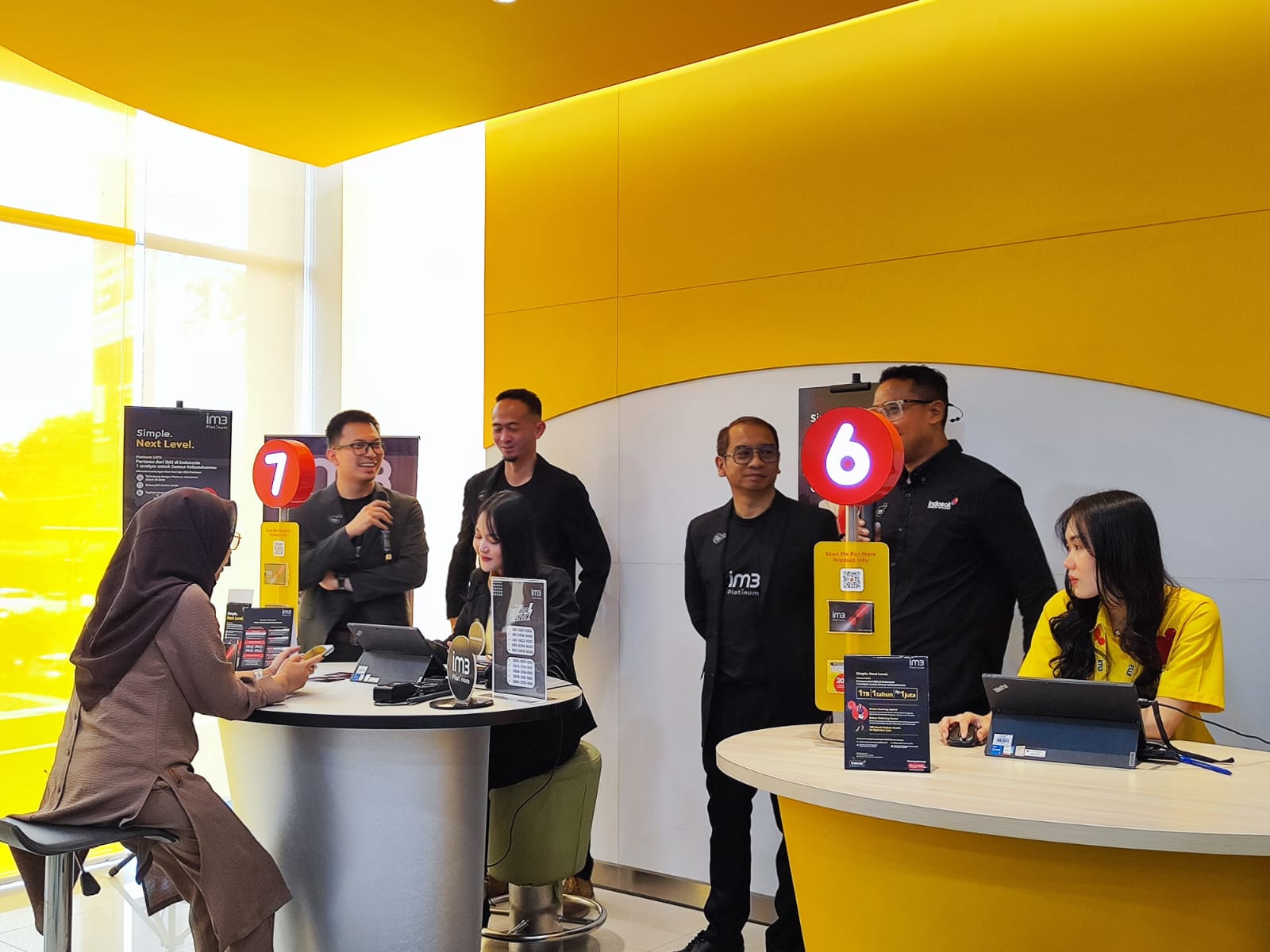 Jajaran manajemen IOH memperkenalkan IM3 Platinum kepada para pelanggan.