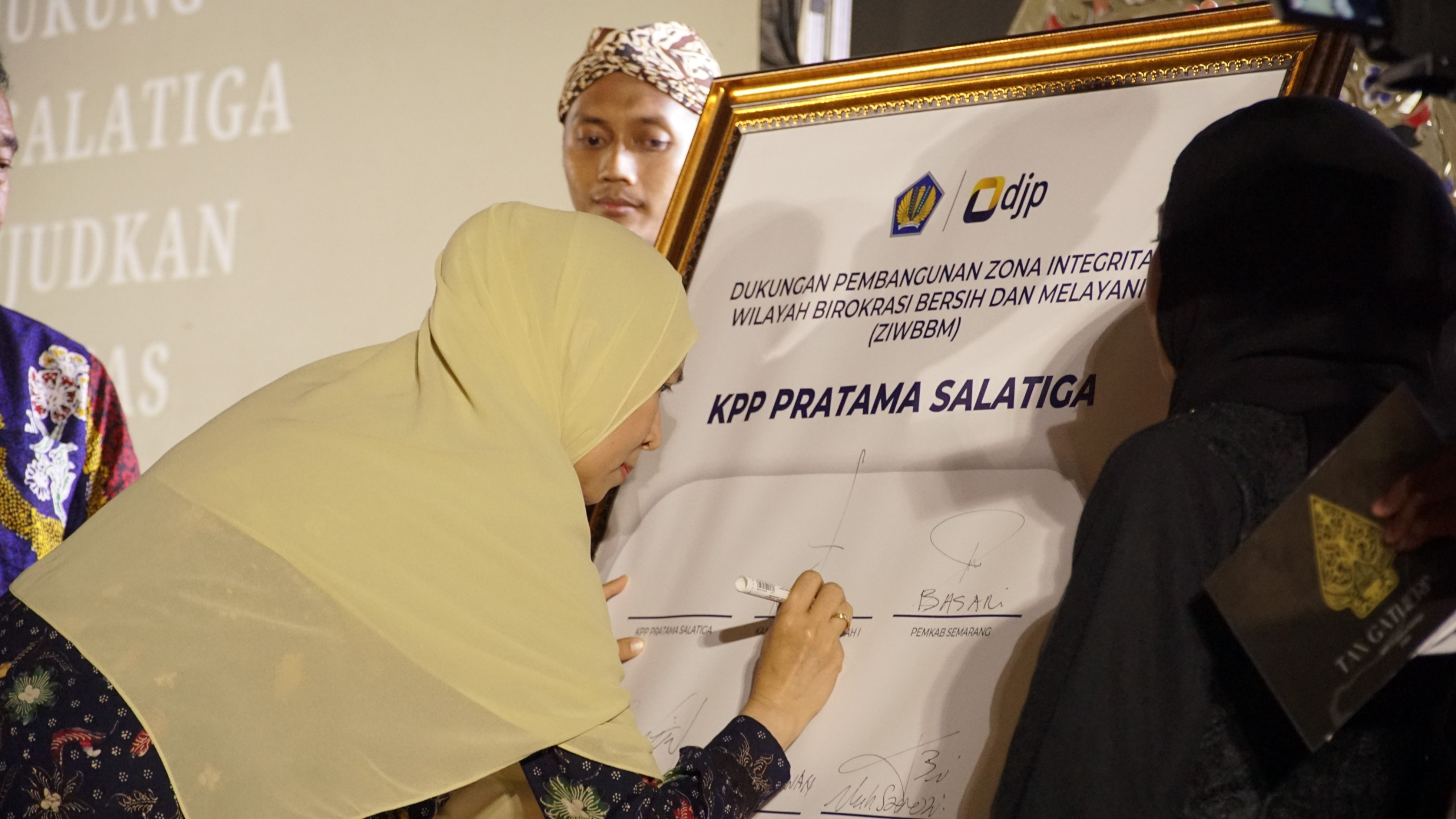 Kepala Kantor Wilayah (Kanwil) DJP Jawa Tengah 1 Nurbaeti Munawaroh menandatangani dukungan KPP Pratama Salatiga meraih predikat Zona Integritas Wilayah Birokrasi Bersih dan Melayani.