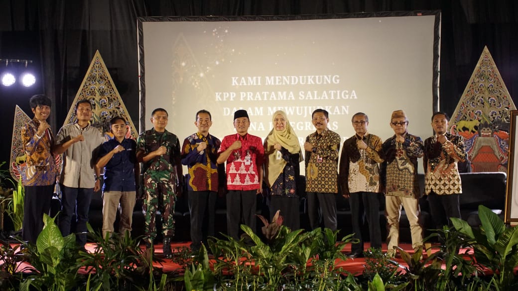 Tujuh pilar penting yang menjadi representasi berbagai elemen masyarakat  bersama Kepala Kantor Wilayah (Kanwil) DJP Jawa Tengah 1 Nurbaeti Munawaroh dan Kepala KPP Pratama Salatiga Rachmawan.