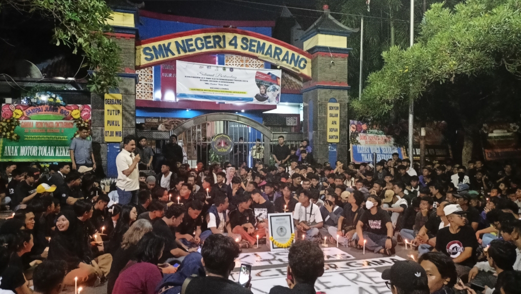 aksi doa bersama di depan SMK 4 Semarang, Jumat (29/11) malam. Aksi tersebut diikuti Ratusan siswa dari berbagai SMK di Kota Semarang, alumnus dan masyarakat. (Adennyar Wycaksono)