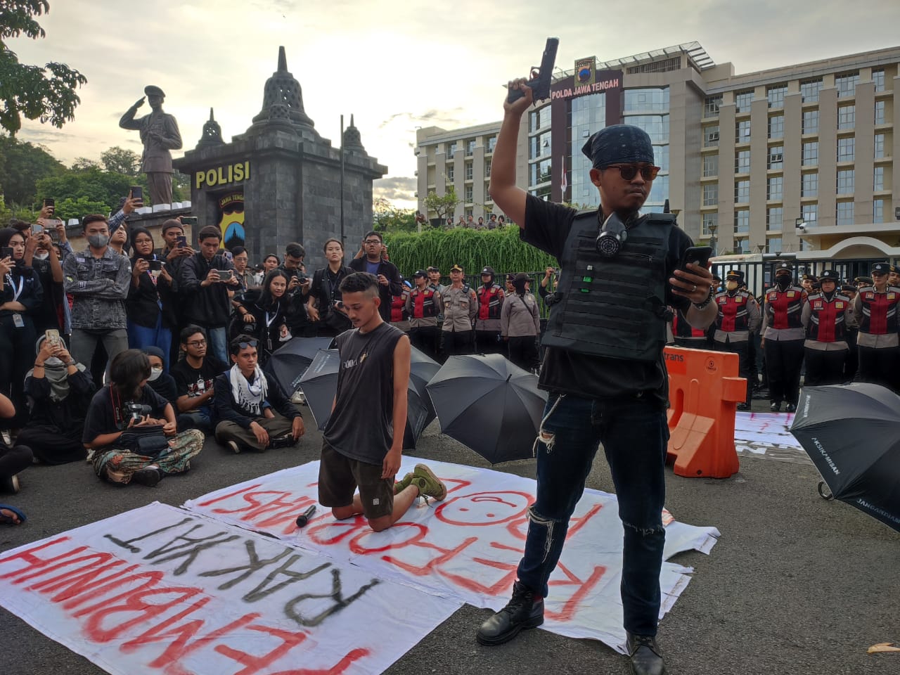 Aksi menggelar teatrikal penembakan bentuk protes tewasnya pelajar SMKN 4 Semarang ditembak polisi, Jumat (28/11/2024) sore.
