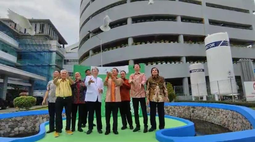 Yayasan Kesehatan Telogorejo memberikan beasiswa pendidikan kepada keluarga atau anak dari tenaga kesehatan (nakes) SMC RS Telogorejo yang gugur saat pandemi Covid-19.