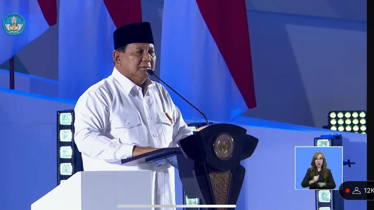 Prabowo Subinato ketika berpidato di hadapan ratusan guru di puncak Hari Guru Nasional 2025.