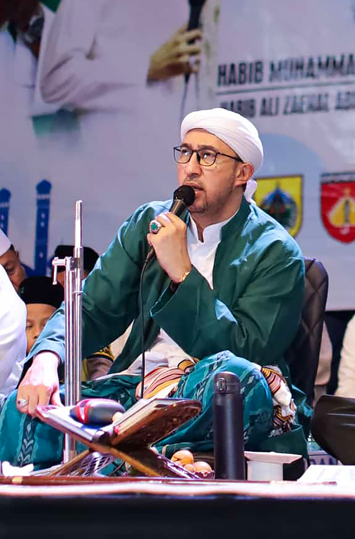 MAJELIS ini dipimpin oleh Al Habib Ali Zainal Abidin bin Assegaf yang sangat populer di kalangan remaja muda-mudi Pemburu Sholawat maupun Pecinta Sholawat