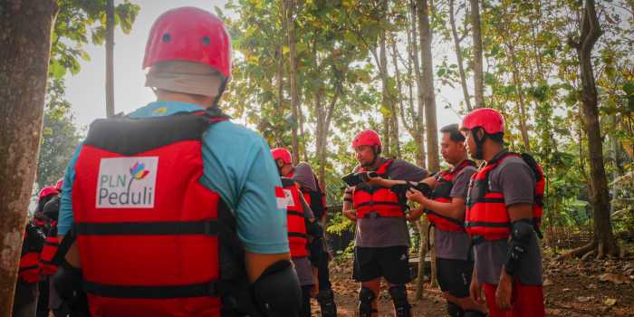 UNGGULAN DESA WISATA : Suasana penikmat wahana River Tubing di Desa Wisata Sitalang saat briefing sebelum memulai permainan.