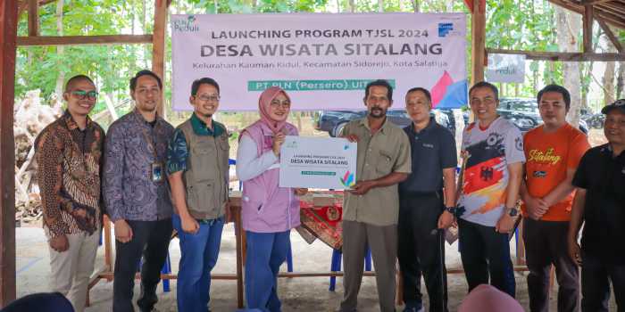 SERAHKAN BANTUAN : Penyerahan bantuan untuk program Desa Wisata Sitalang diberikan oleh Manager PLN UPT Salatiga Nur Fajar Fardiansyah Umar (kiri), kepada perwakilan Pokdarwis Sitalang (kanan)