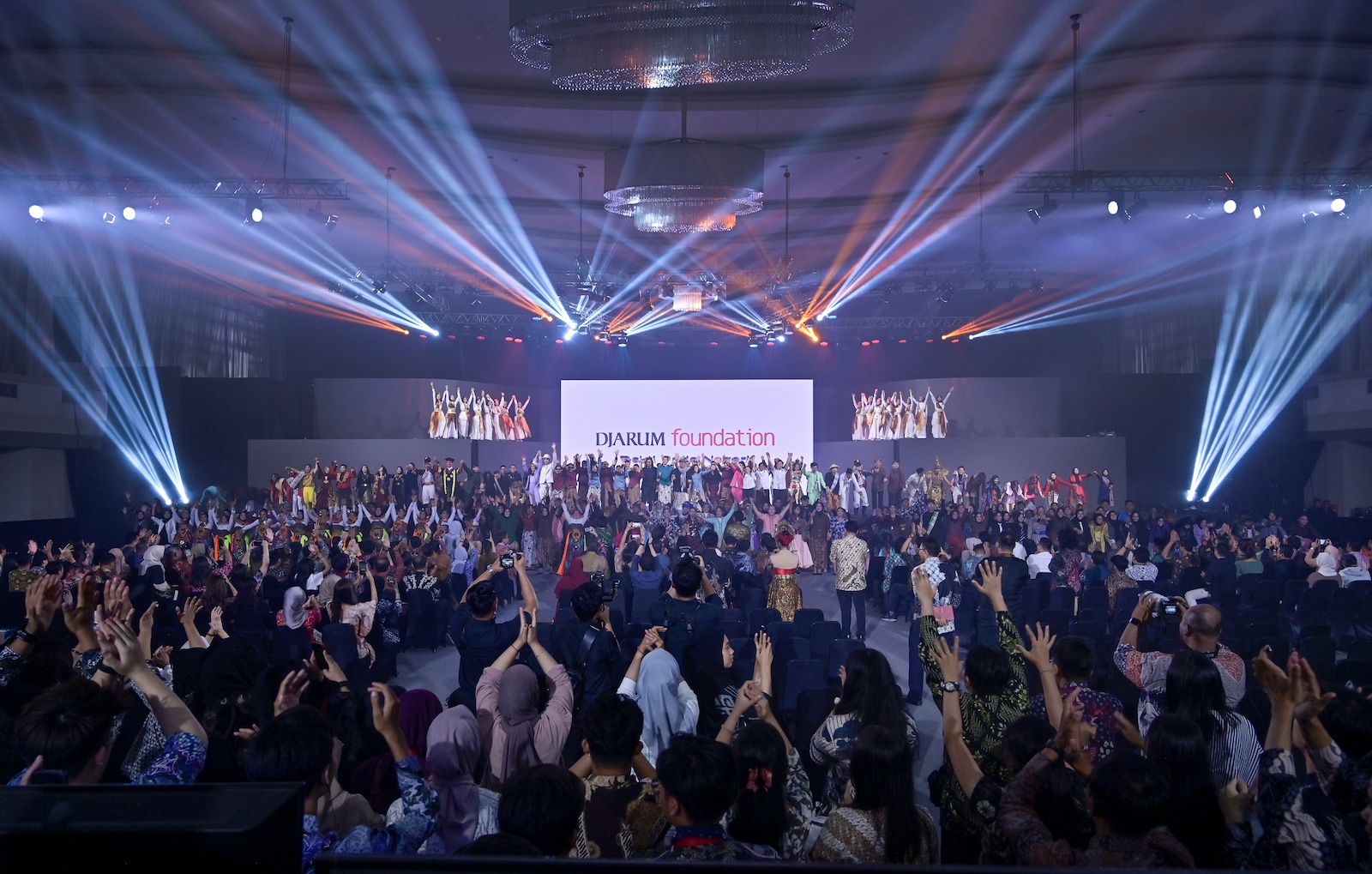 516 Beswan Djarum 2023/2024 mampu tampil apik dalam pagelaran Malam Dharma Puruhita bertema Gugah Jiwa Nusantara, disaksikan tamu undangan yang terdiri dari rektor, dekan, serta perwakilan 97 PT