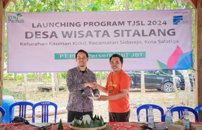 POTONG TUMPENG : Launching Desa Wisata Sitalang ditandai dengan upacara potong tumpeng oleh Manager PLN UPT Salatiga Nur Fajar Fardiansyah Umar (sebelah kiri) dan Ketua UMKM Sarmin (sebelah kanan).