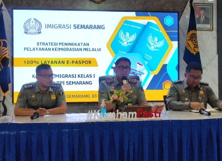 Kepala Kanim Semarang Guntur Sahat Hamonangan memberikan keterangan di kantornya pada Selasa (3/12/2024).