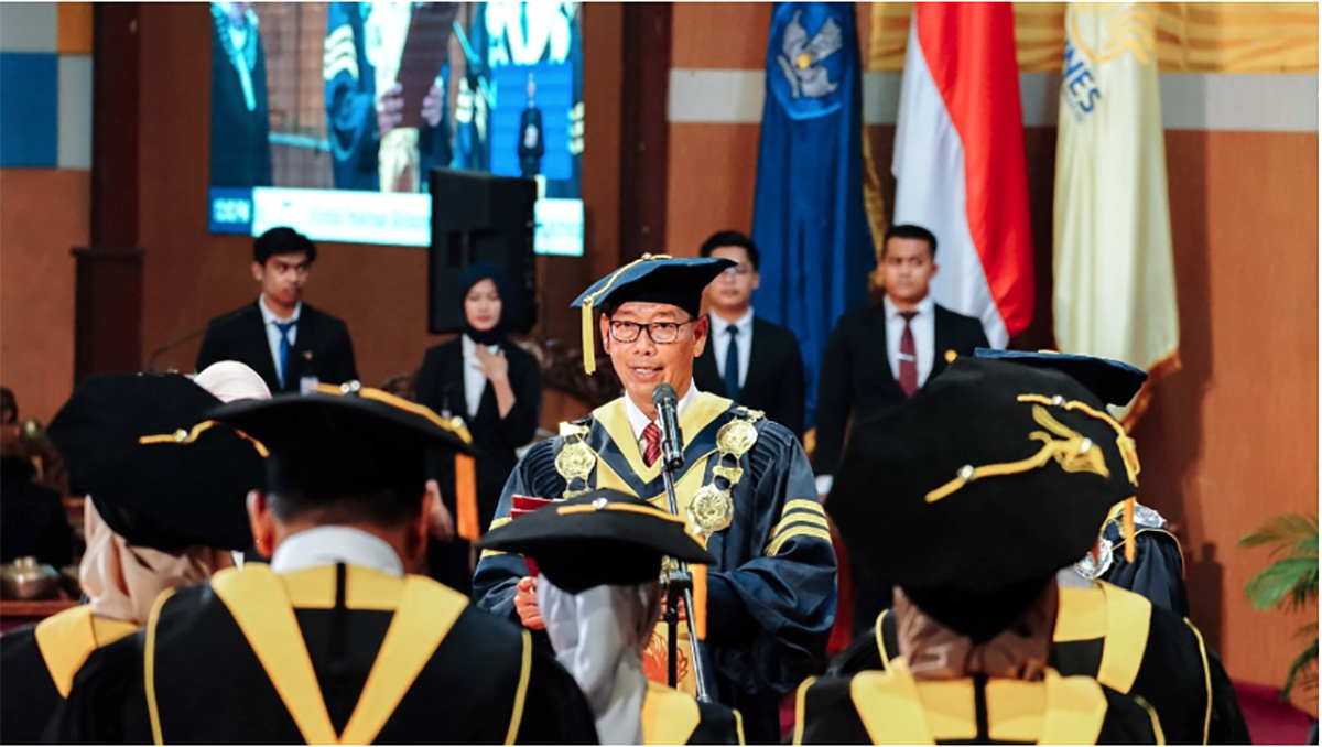 Songsong Tahun Baru 2025, UNNES Kukuhkan 13 Profesor Baru