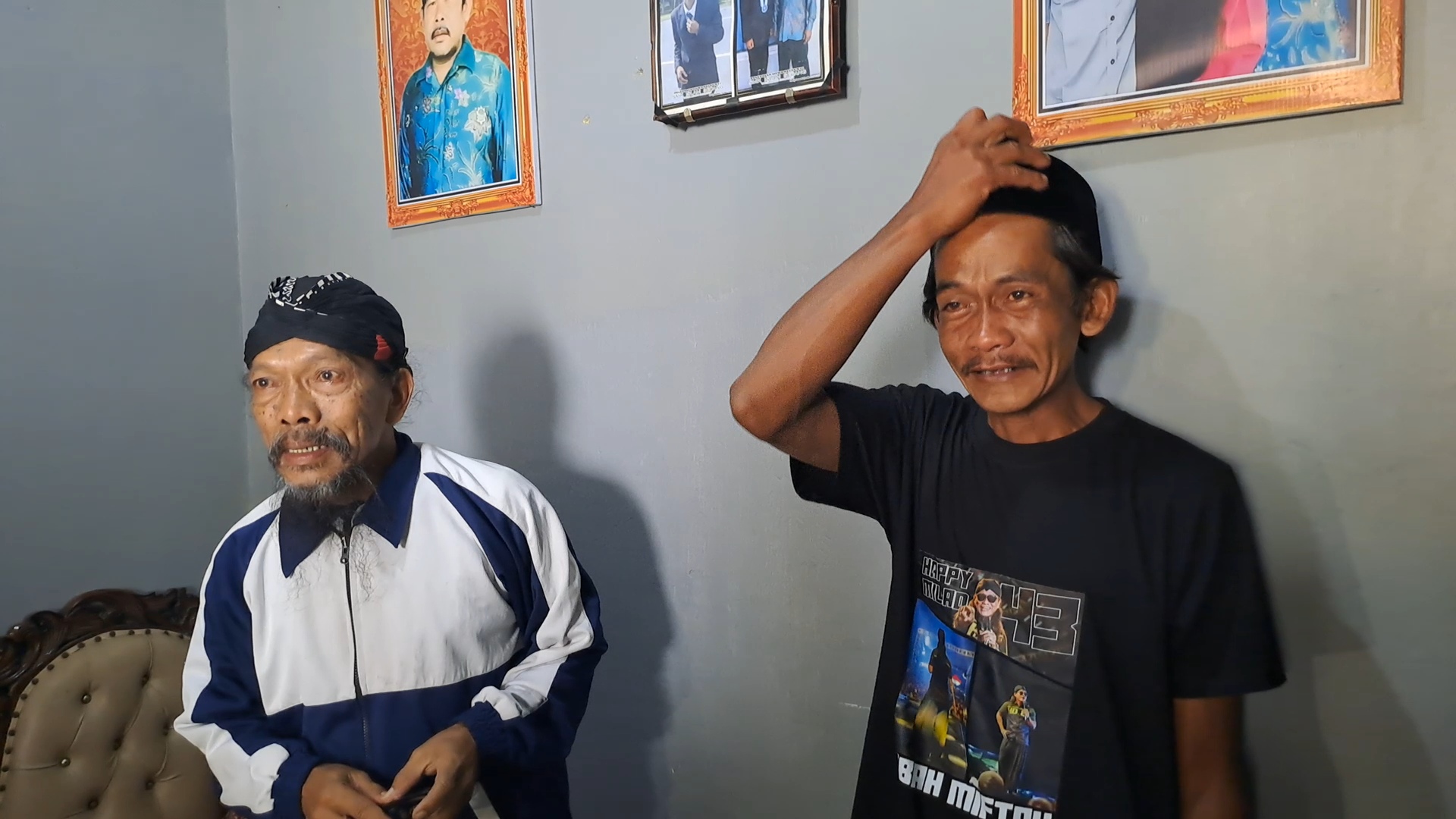 Penjual es teh Sunhaji saat menerima support dan bantuan dari berbagai pihak di rumah kediamannya, Rabu (4/12). ROFIK SYARIF/JAWA POS RADAR SEMARANG