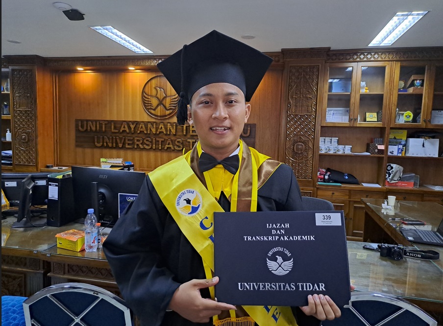 LULUSAN TERMUDA : Ridwan Rahmanto, lulusan S1 Teknik Sipil, Fakultas Teknik ini menjadi wisudawan termuda di Untidar Magelang.