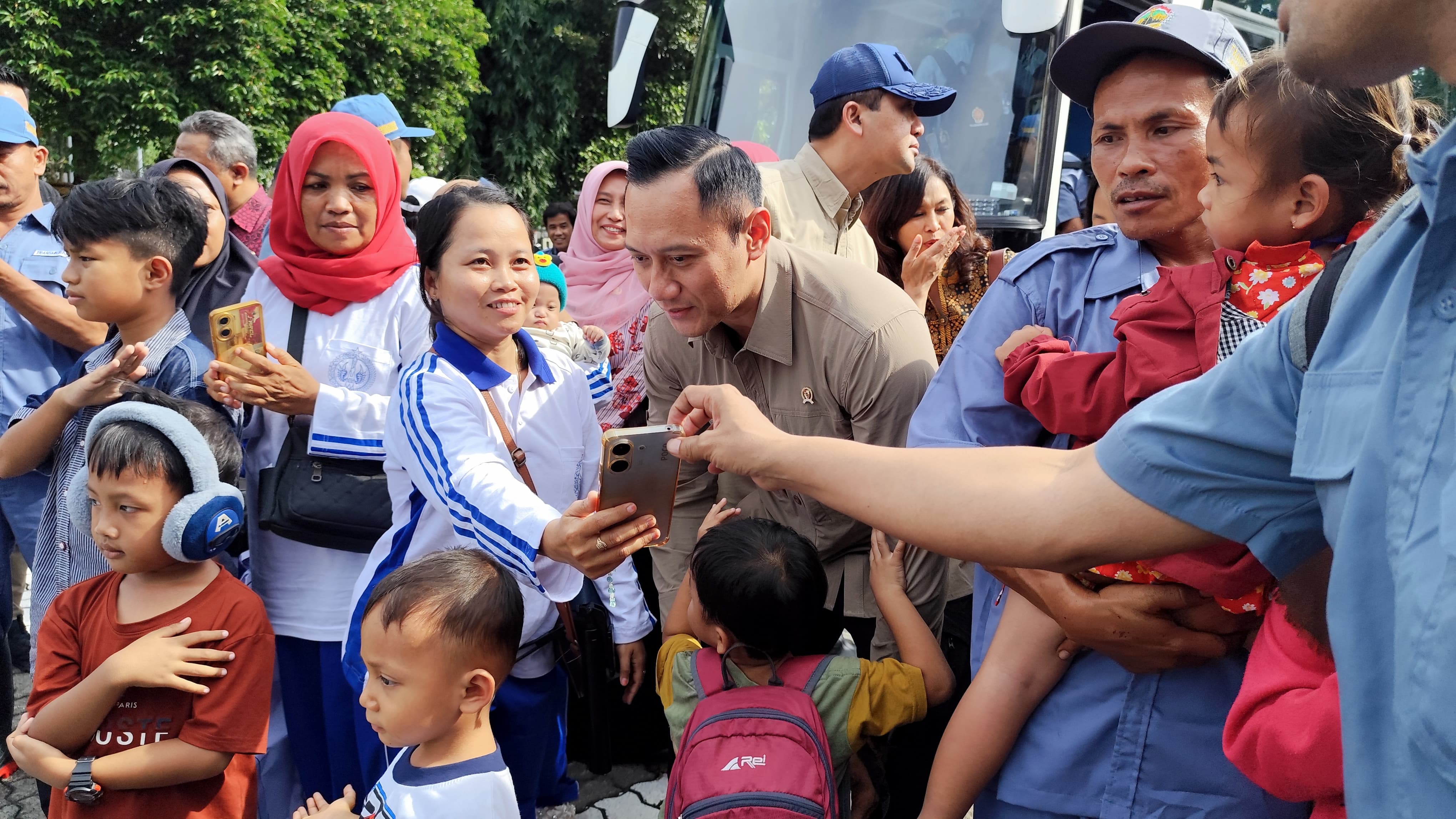 Caption : Warga yang akan berangkat transmigrasi dilepas oleh dua menteri saat di halaman parkir Gubernuran  Jawa Tengah Kamis (5/12/2024)