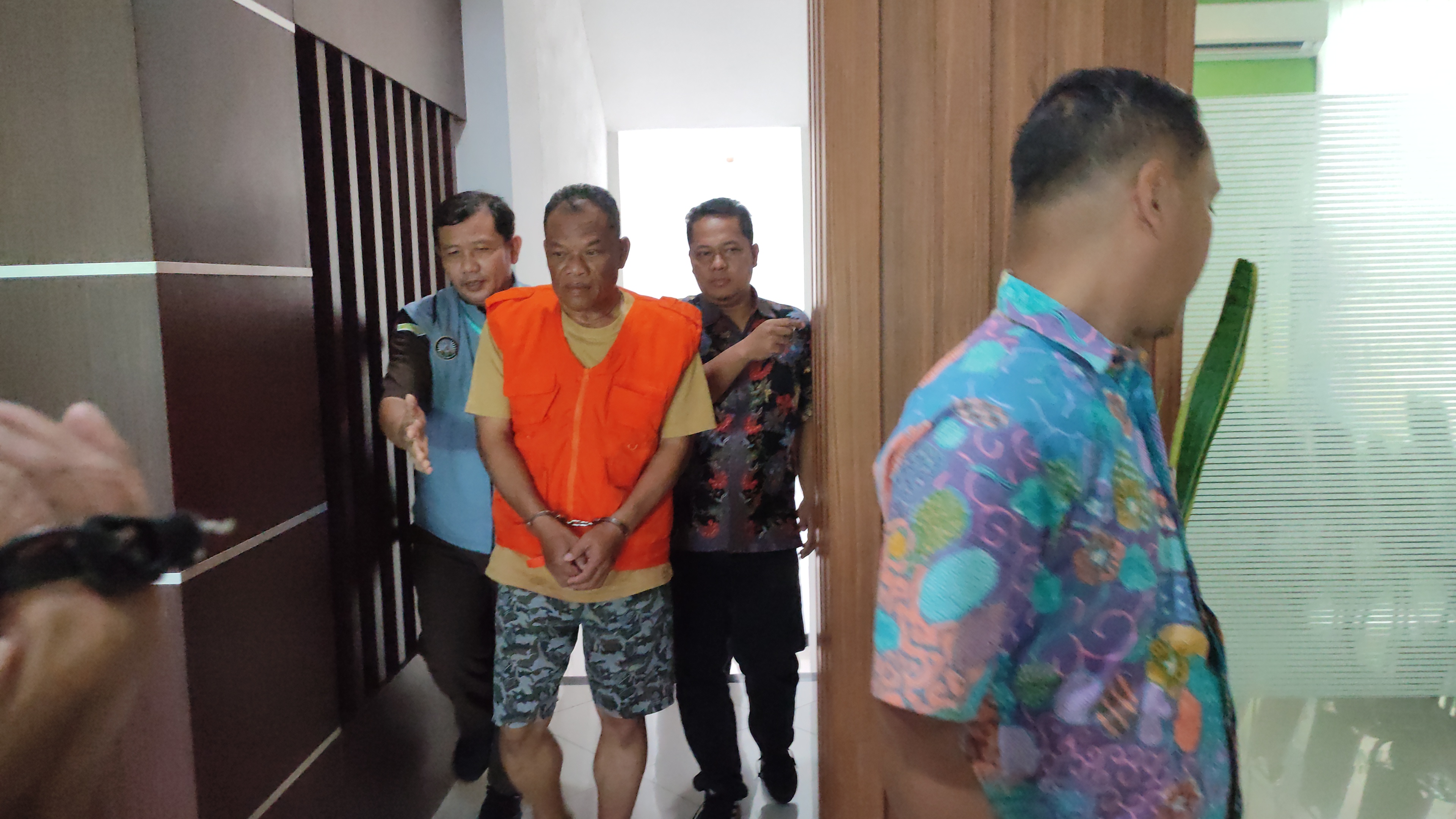 Tersangka Sukemi, buron kasus korupsi pembangunan saat diamankan Kejati Jateng, Jumat (6/12/2024).