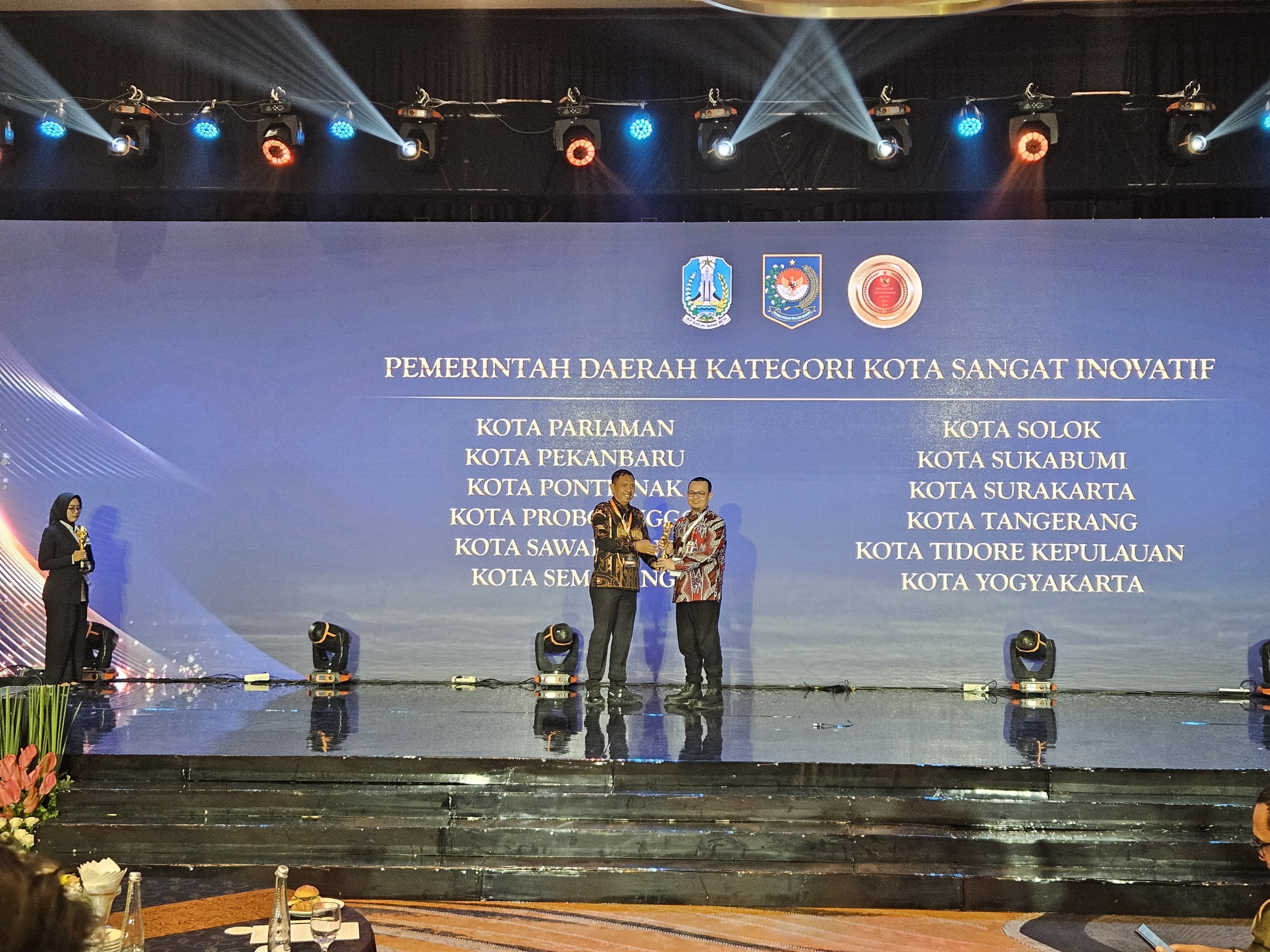 Kepala Badan Riset dan Inovasi Daerah (BRIDA) Kota Semarang, Bagus Irawan mewakili wali kota Semarang menerima penghargaan Kota Paling Inovatif dalam ajang Innovative Government Award (IGA) di Surabay
