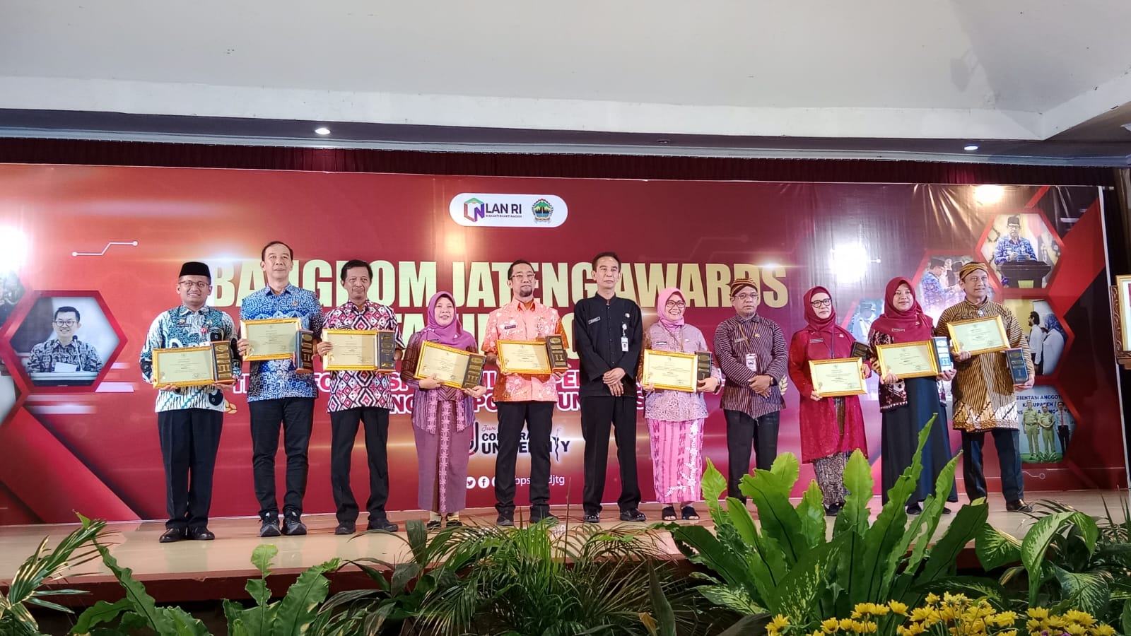 Kepala BKPP Kota Semarang, Joko Hartono (pojok kiri) mewakili wali kota, Hevearita Gunaryanti Rahayu menerima penghargaan Bangkom Awards 2024 sebagai 3 besar Pemerintah Daerah terbaik se-Jawa Tengah,