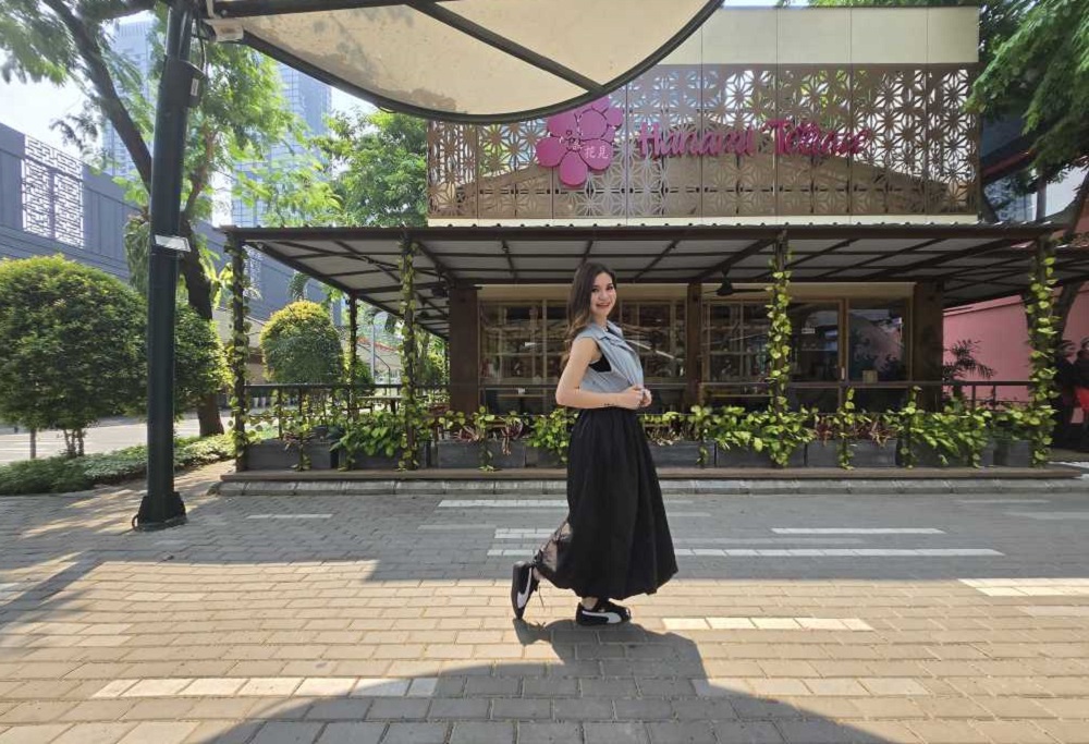Claudia memanfaatkan leading lines suatu bangunan untuk membuat hasil foto lebih bercerita dan berfokus pada objek utama