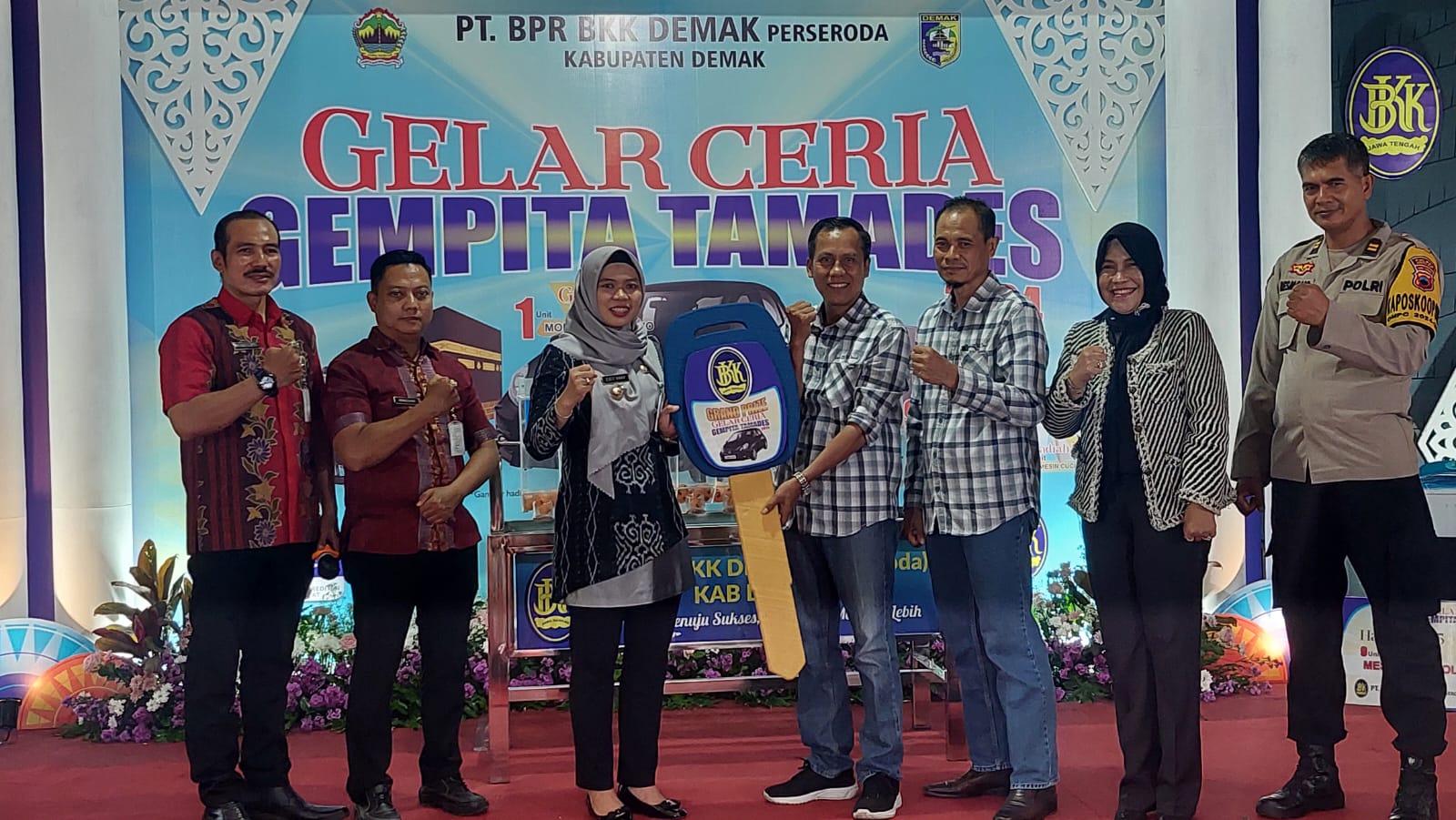 Direktur Utama PT BPR BKK Demak Sunoto mendampingi Bupati Demak dr Eistianah menyerahkan undian hadiah utama bagi nasabah. (Wahibpribadi)