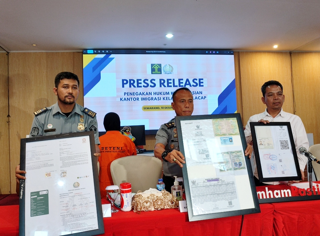 Kemenkumham Jateng bersama Kantor Imigrasi Cilacap menggelar kasus pemalsuan identitas untuk pembuatan paspor, Selasa (10/12/2024).