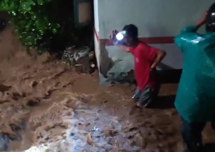 Kondisi rumah warga Desa Ngrapah Kecamatan Banyubiru yang terdampak tanggul jebol. (Tangkapan Layar Video dari Masyarakat)