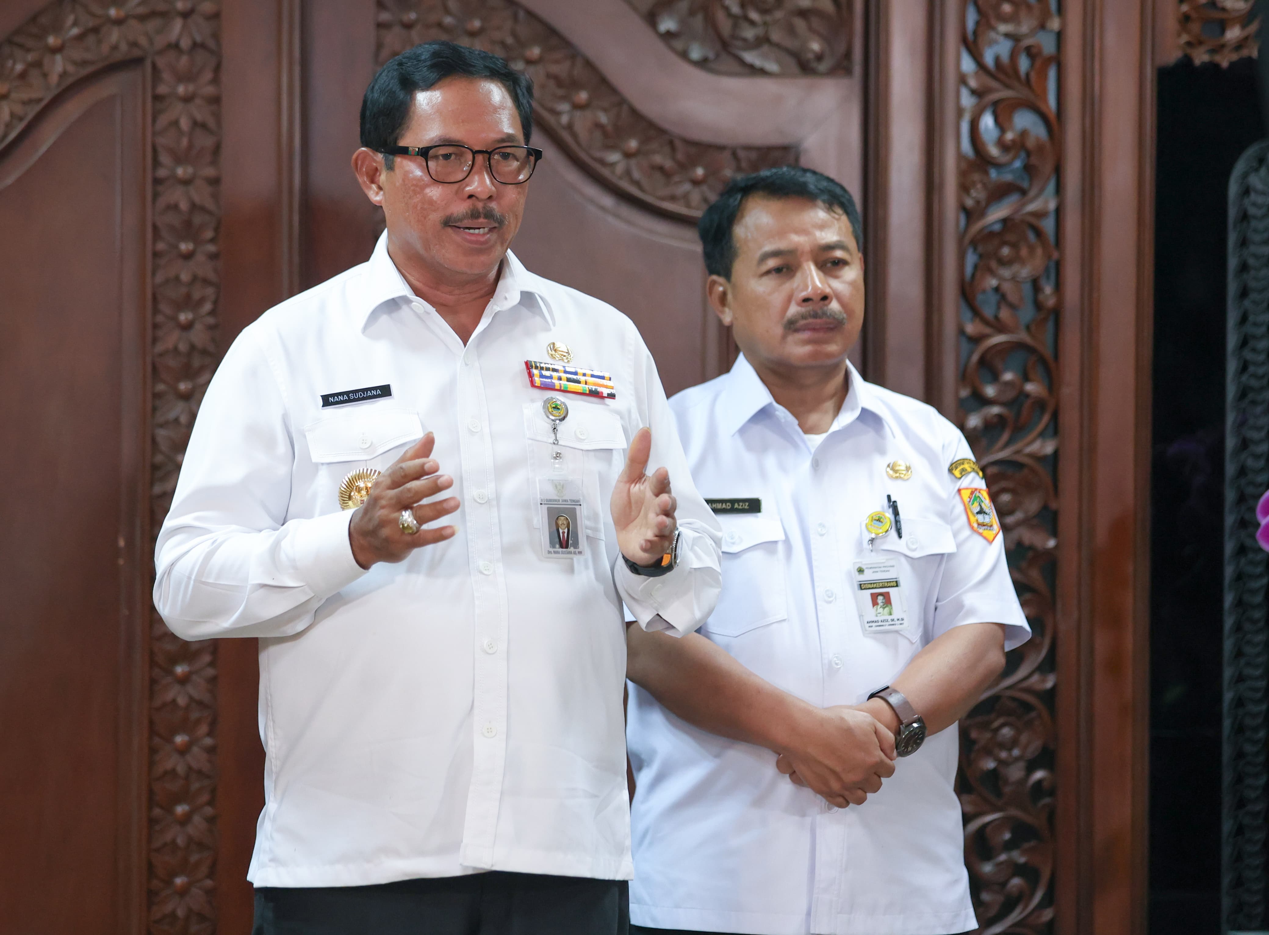 Pj Gubernur Jateng Nana Sudjana mengumumkan UMP Jateng 2025 naik 6,5 persen dibandingkan 2024.