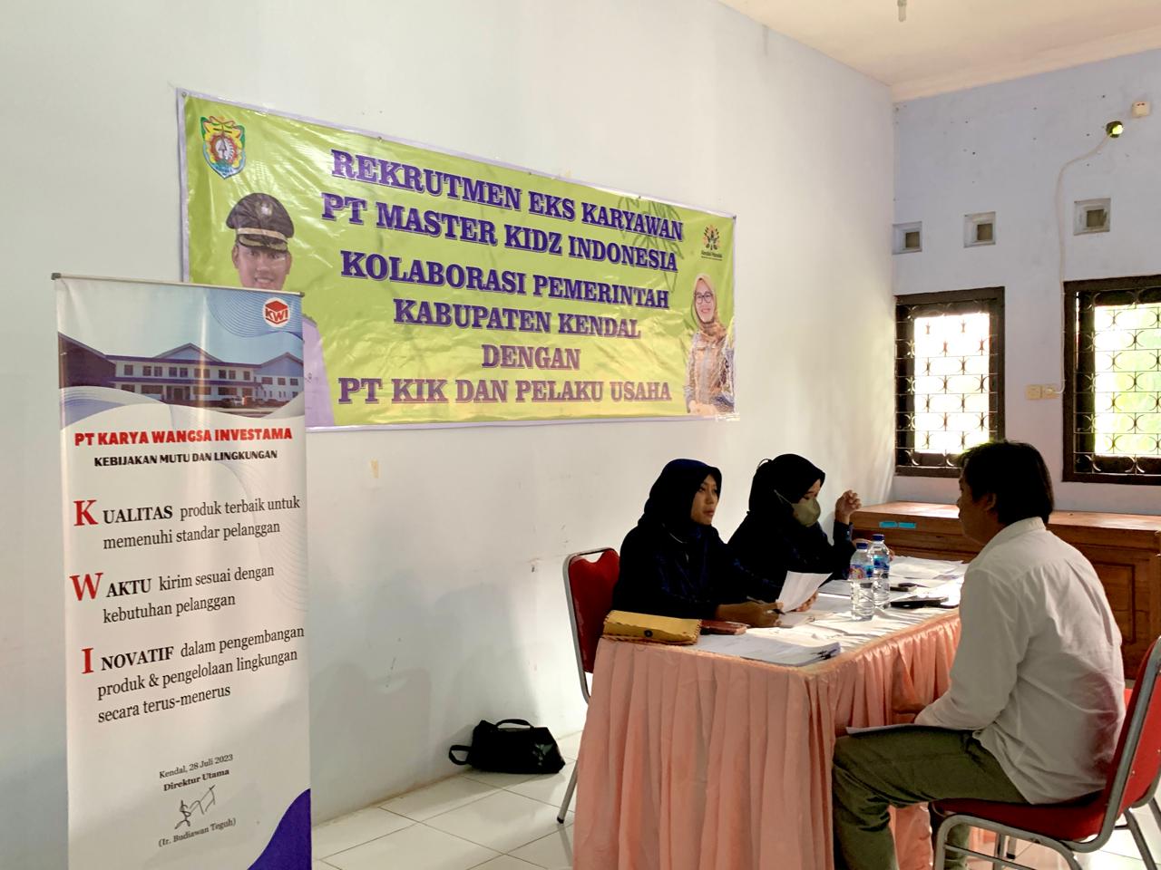 Karyawan eks Masterkidz Indonesia saat menjalani seleksi wawancara perusaahaan di kantor Disperinaker Kendal, Rabu (11/12).